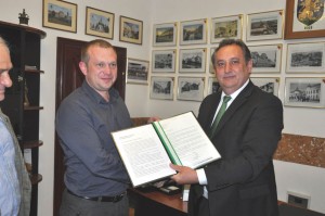 Magyar Zoltán átadja a javaslatot, a megb Polgármesternek